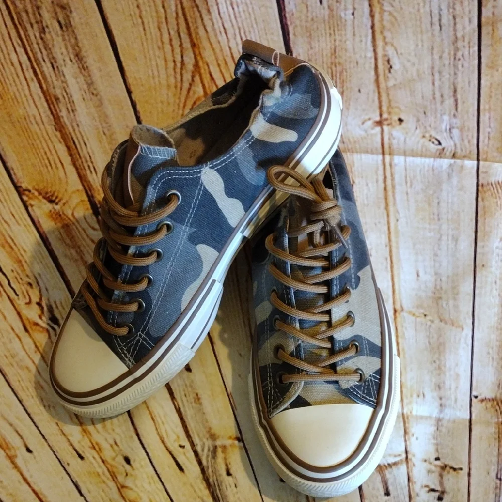 Very G Brown Camo Sneakers Canvas Low-Top Size 9 Women's - Picture 1 of 10